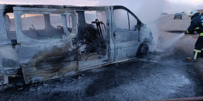 Van’da seyir halindeki minibüs yandı   