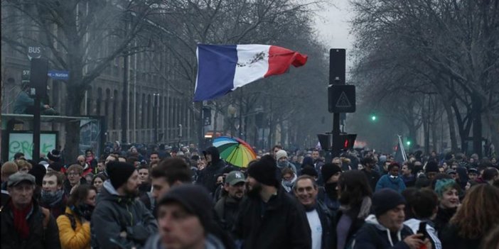Fransa'da tartışmalı emeklilik reformu grevleri devam ediyor