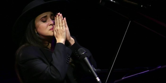 Şarkıcı Karsu: Üzüldüğüme bile utanıyorum. Depremde ailesinden 10 kişiyi kaybetmişti
