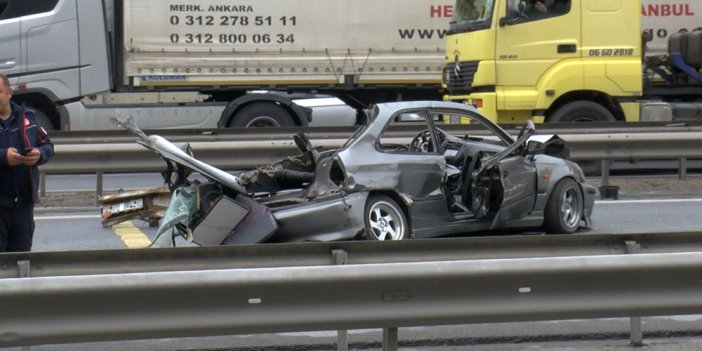 İstanbul’da feci kaza! Otomobil TIR’a arkadan çarptı: 3 ölü