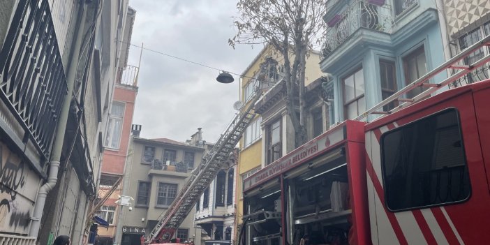 Kadıköy'de 2 katlı tarihi binada çıkan yangın söndürüldü