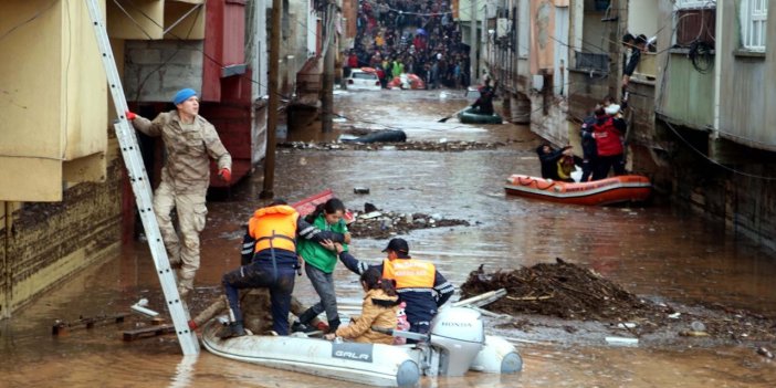 CHP'li Aydınlık Şanlıurfa'dan seslendi: Hala 9 saattir burada vatandaşımız çamur altında bekliyor