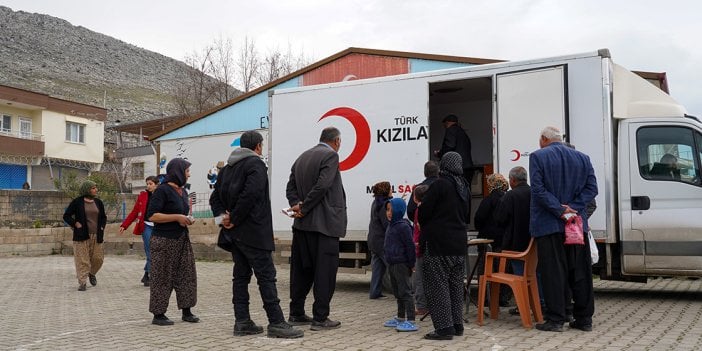 Depremzedelere mobil sağlık hizmeti sürüyor