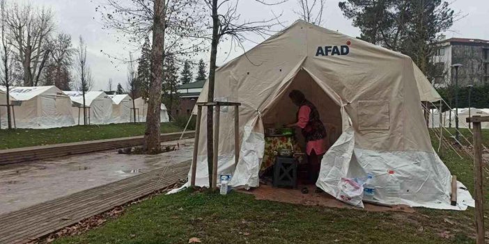Profesörden çadırlarda kalan depremzedeler için 'uyku' uyarısı