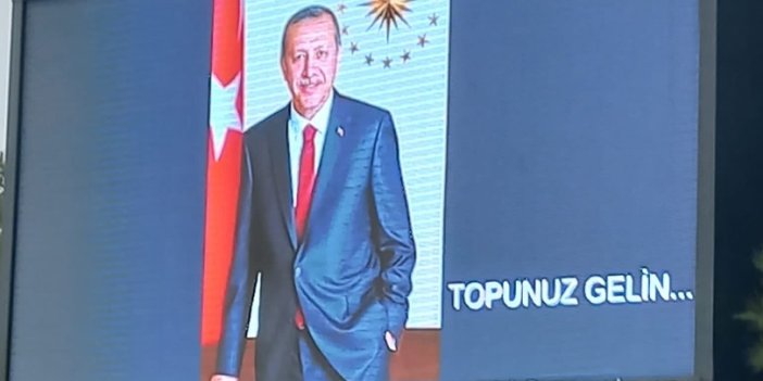 Ünlü gazeteci Akın Sel paylaştı. Cumhurbaşkanı Erdoğan’ın resmine yazılan ‘Topunuz Gelin’ sloganı tepki çekti