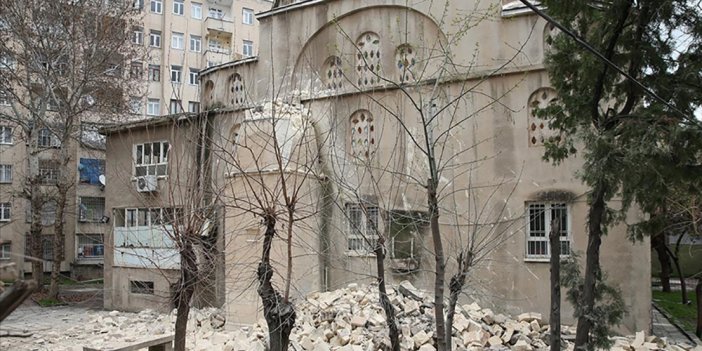 Depremlerde hasar gören caminin minaresi kontrollü şekilde yıkıldı