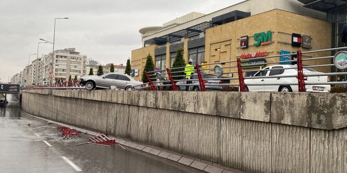 Bariyerlere çarpan otomobil köprüde asılı kaldı: 1 yaralı