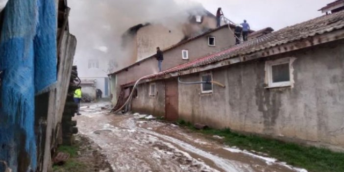 İki katlı evin çatısı alev alev yandı