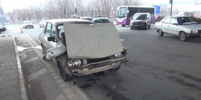 Kastamonu'da iki otomobil kavşakta çarpıştı: 1 yaralı