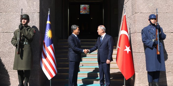 Bakan Akar Malezya Savunma Bakanı Hasan ile görüştü