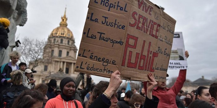 Emeklilik reformu kabul edildi. Paris sokakları karıştı
