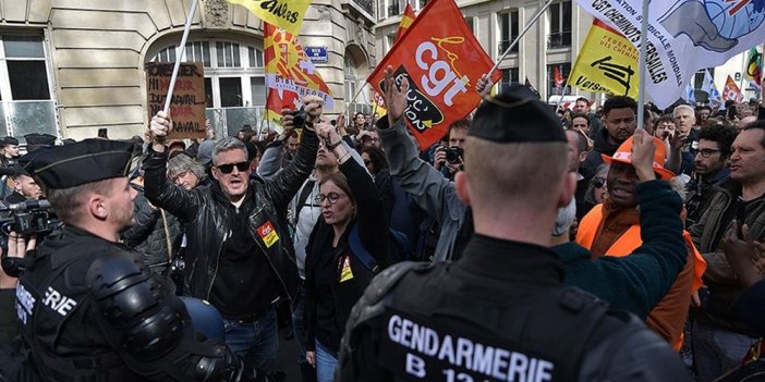 Fransa'da hükümete karşı sunulan gensoru önergesi reddedildi