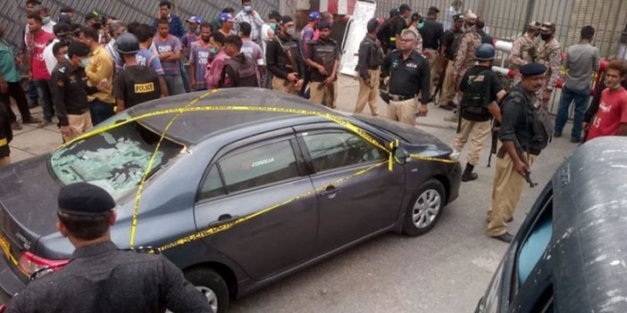 Pakistan'da bir siyasetçinin aracına düzenlenen saldırıda 10 kişi öldü