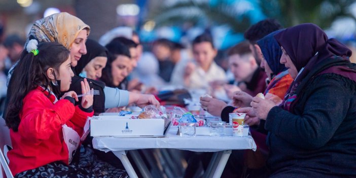 İzmir'den depremzedelere iftar sofrası