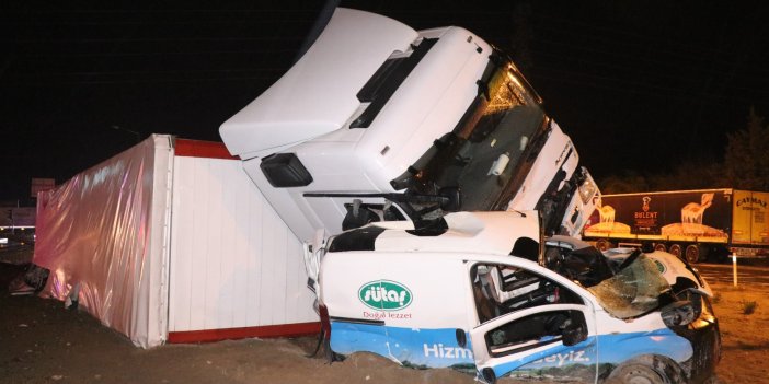 Tır ile ticari araç çarpıştı: Sürücüler ağır yaralandı
