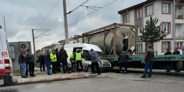 Kütahya'da yük treni minibüse çarptı: 1 yaralı