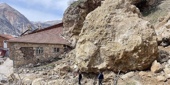 Dağlardan kopan dev kayalar evlerin üzerine düştü