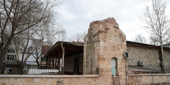Hasarlı caminin minaresi artçı depremde yıkıldı