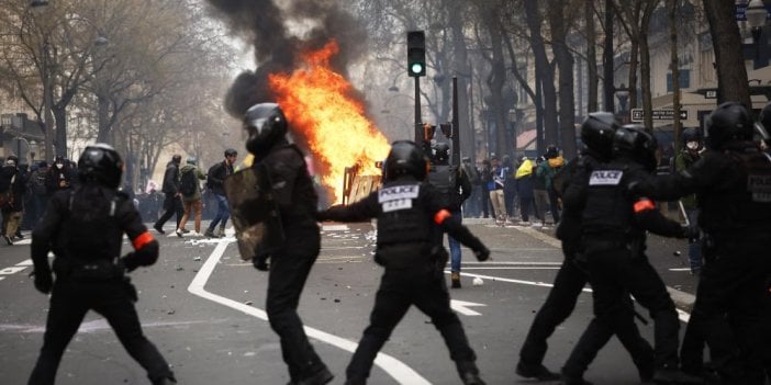 Fransa  sokakları fena karıştı. Protestocular polisle çatıştı