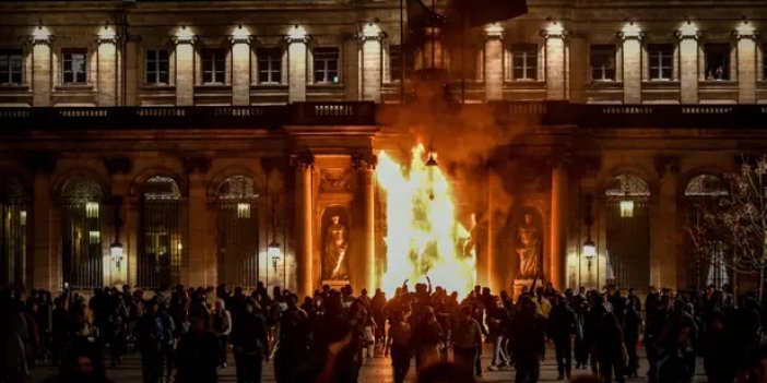 Fransa’da protestolar büyüyor. Belediye binasını ateşe verdiler