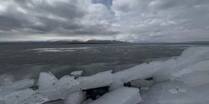 Çıldır Gölü'de buz tabakası erimeye başladı