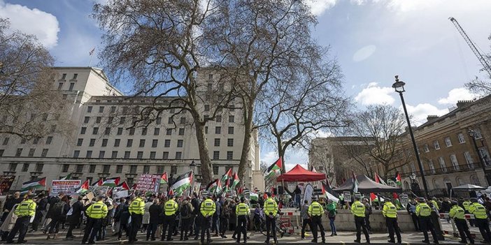 Netanyahu İngiltere'de protestolarla karşılandı