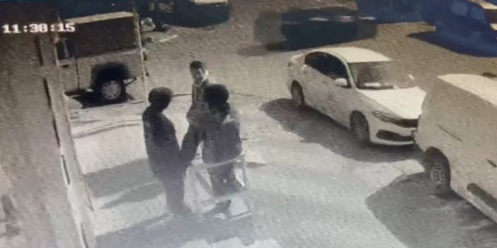 Maltepe'de otomobil kaldırımda bulunan 4 kişiye çarptı 