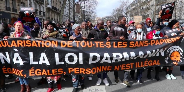 Fransız göstericiler ''Darmanin Yasası''na karşı sokağa döküldü!