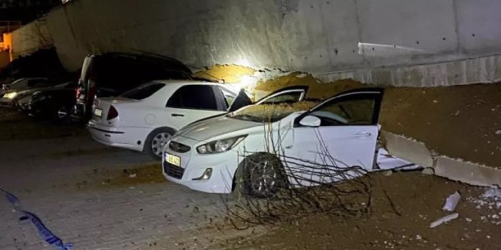 Yozgat'ta istinat duvarı çöktü, park halindeki 11 araç hasar gördü