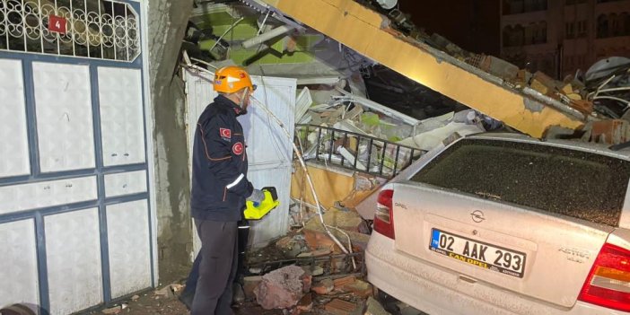 Adıyaman'da yağmur sonrası depremde ağır hasar alan 4 katlı bina çöktü
