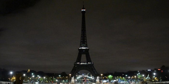 Paris bir saat boyunca karanlığa gömüldü