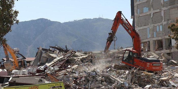 Hatay'da enkaz kaldırma ve yıkım çalışmaları bir mahallede sürüyor