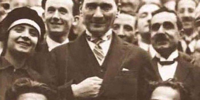 Atatürk sağ elini neden göğsünde tutardı?