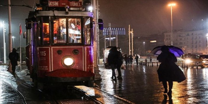 İstanbul'da şiddetli sağanak. Beklenen yağış başladı