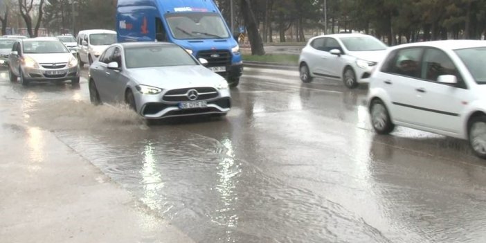 Ankara’da yağış hayatı felç etti