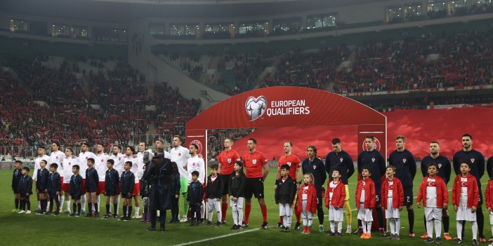 Milli maçta Bursa'da tribünler 'İstifa' diye inledi