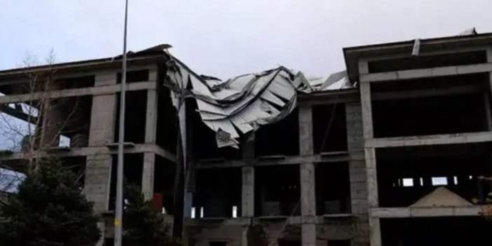 Şiddetli fırtına: Minare devrildi, çatılar uçtu