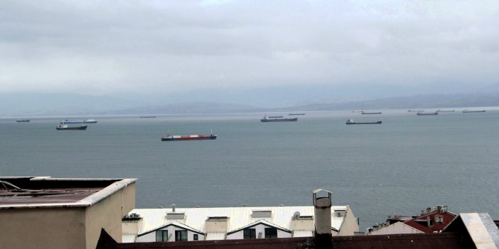 Sinop'ta fırtına nedeniyle yük gemileri doğal limana sığındı