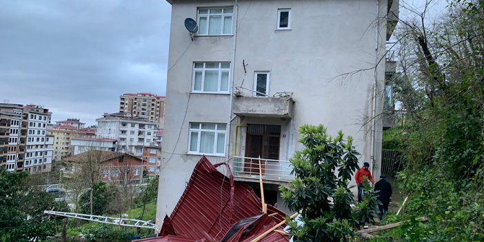 Doğu Karadeniz’i fırtına vurdu! Çatı uçtu, ağaçlar devrildi, halı sahanın direkleri yıkıldı