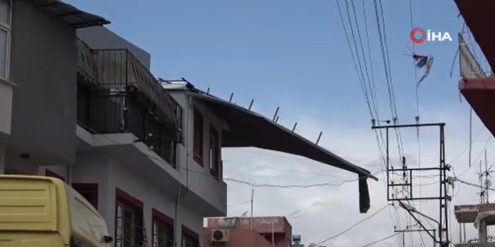 Aşırı rüzgar iki katlı evin çatısını yerinden söktü