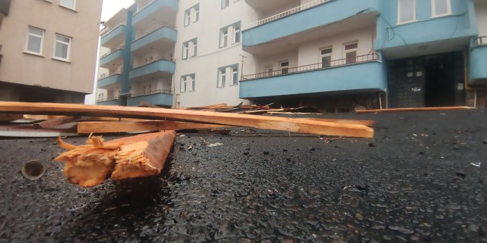 Bingöl'de kuvvetli fırtına: Çatılar uçtu