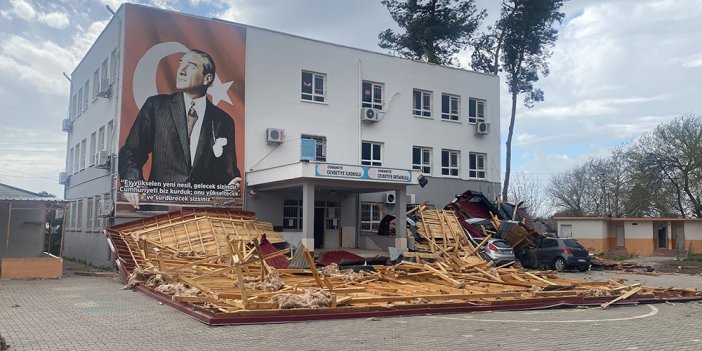 Osmaniye'de fırtına: okul çatısı uçtu, 2 otomobil hasar gördü