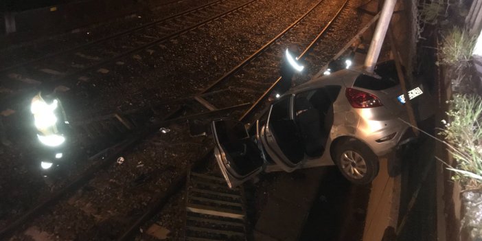 Bakırköy’de kontrolden çıkan araç metro yoluna uçtu: 2 yaralı