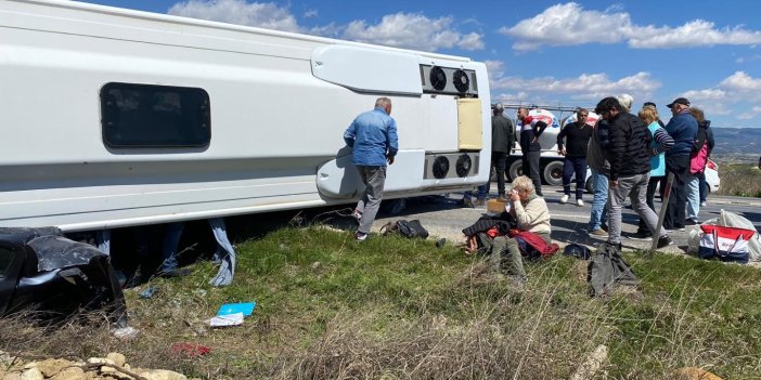 Alman turistleri taşıyan araç devrildi. 2 kişi hayatını kaybetti 24 kişi yaralandı