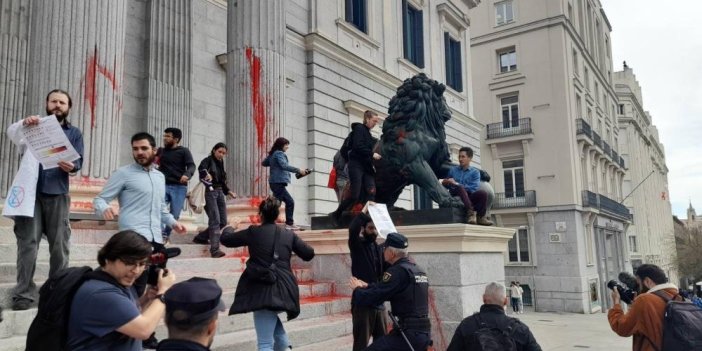 İspanya'da Aktivistler Parlamento Binasına Saldırdı: 9 Gözaltı