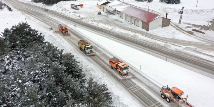 Erzincan'da kar ve tipi çok sayıda köy yolunu kapadı