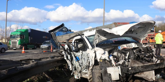 Sakarya'da feci kaza: Otomobil kağıt gibi ezildi
