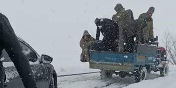 Siirt'te karda mahsur kalan araç patpat yardımıyla çıkartıldı 