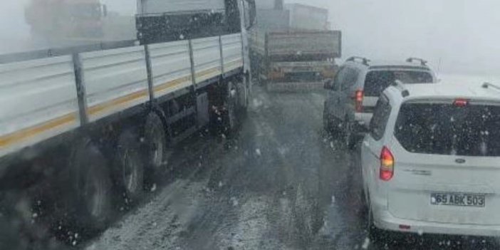 Van’da kar yağışı hayatı olumsuz etkiledi