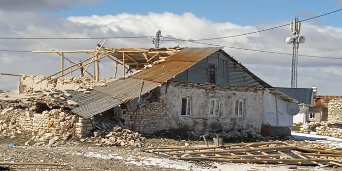 Malatya’da fırtına evlerin çatısını uçurdu   